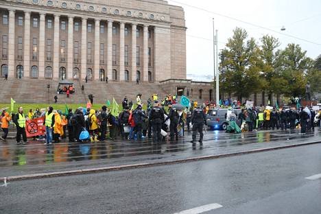 Mannerheimintie on poikki – Elokapina palasi Eduskunta­talolle