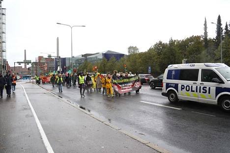 Mannerheimintie on poikki – Elokapina palasi Eduskunta­talolle