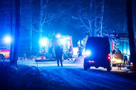 Vakava onnettomuus Kirkko­nummella: Auto ajautui kaiteen läpi mereen – nuori mies löytyi kuolleena