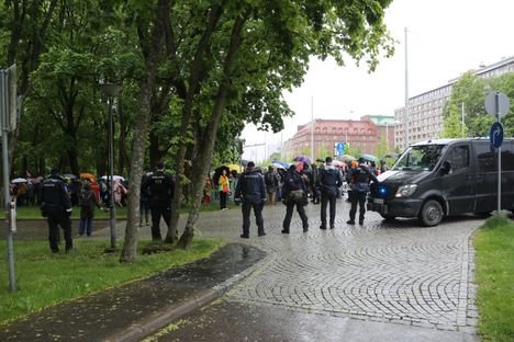 Poliisi tehnyt kymmeniä kiinni­ottoja – bussi täynnä Elokapinan mielen­osoittajia saapui poliisitalolle