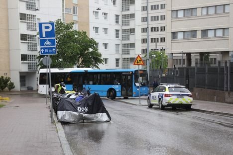 Poliisi tehnyt kymmeniä kiinni­ottoja – bussi täynnä Elokapinan mielen­osoittajia saapui poliisitalolle