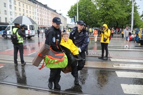 Poliisi tehnyt kymmeniä kiinni­ottoja – bussi täynnä Elokapinan mielen­osoittajia saapui poliisitalolle