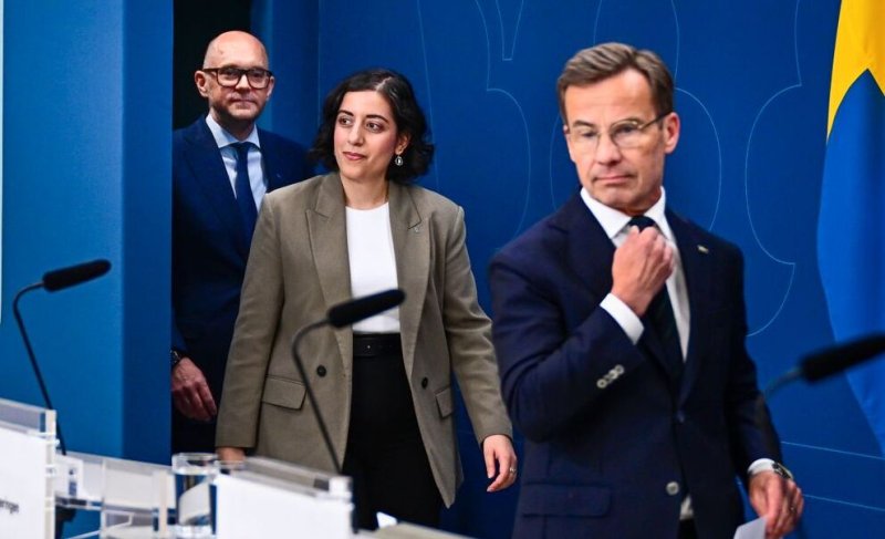 Sopbil har kört in i hus