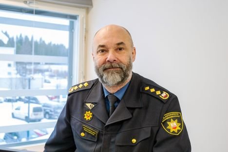 Kaikki eivät pysähdy tieltä suistuneen auton kohdalla, vaikka laki vaatii