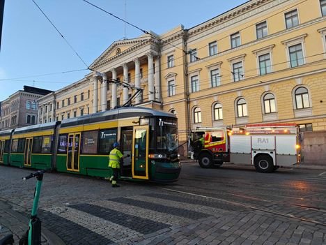 Raitiovaunut törmäsivät Helsingin ydin­keskustassa