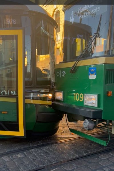 Raitiovaunut törmäsivät Helsingin ydin­keskustassa