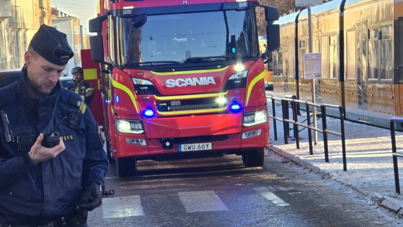 Bil har k&ouml;rt in i lyktstolpe