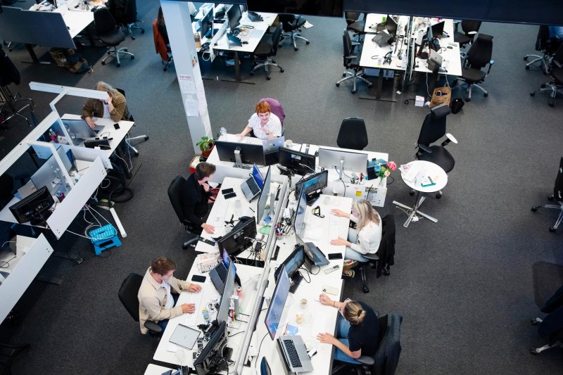 Bil har k&ouml;rt in i lyktstolpe