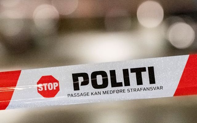 Bil har k&ouml;rt in i lyktstolpe