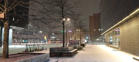 Helsingissä sataa lunta