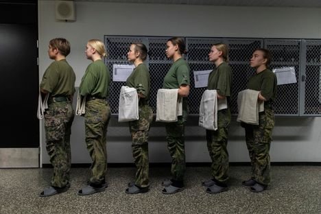 Kenraali paljastaa Ruotuväelle: Tästä sai alkunsa naisten asepalvelus