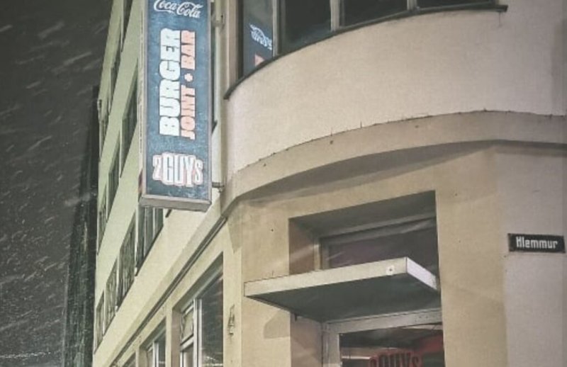 Gengu berserksgang á Hlemmi eftir að manni með hakakrosshúðflúr í andliti var meinað um afgreiðslu