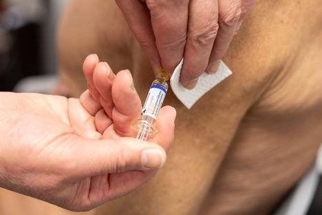 Influenssa&shy;&shy;pommi tikitt&auml;&auml; joulun alla &ndash; asiantuntija: Pahin on viel&auml; edess&auml;