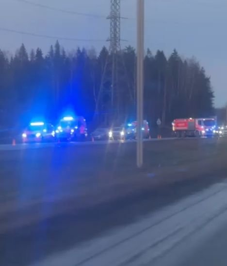 Kahdeksan auton ketjukolari Lahden&shy;v&auml;yl&auml;ll&auml;