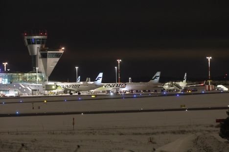 H&auml;lytys Helsinki-Vantaalla &ndash; n&auml;in lentokoneen matkustaja kuvailee tapahtumia: &rdquo;Pys&auml;ytt&auml;v&auml; hetki&rdquo;