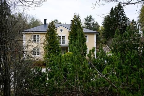 Miljonääri oli arvotalonsa eteisessä polvillaan, kun ystävä riisti hengen – kylmäävä video tapahtumista