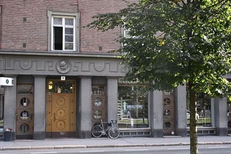 N&auml;in 16-vuotiaan teinipojan ep&auml;ilty ampuja k&auml;ytt&auml;ytyy oikeudessa &ndash; tuomarilta heti huomautus yleis&ouml;lle