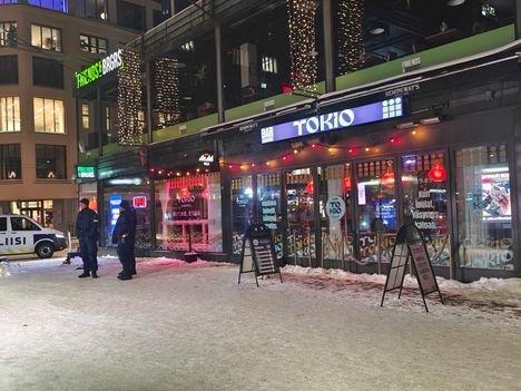 Poliisilla tehtävä Helsingin ydinkeskustassa – baari tyhjennetty