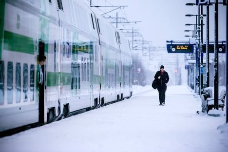 Junat seis p&auml;&auml;radalla