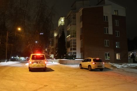 Useita tunteja kest&auml;nyt poliisi&shy;operaatio Helsingiss&auml; &ndash; asunnosta l&ouml;ytyi eloton nainen ja vakavasti loukkaantunut mies