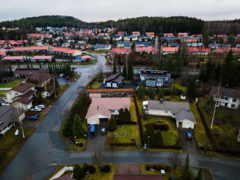 Ven&auml;l&auml;istaustaisen r&auml;j&auml;hde&shy;firman toiminta Suomessa her&auml;tti huolen &ndash; varastoja ymp&auml;ri maata