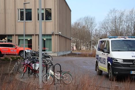 Lasta puukotettu peruskoulussa Helsingiss&auml;, ep&auml;ilty kiinni &ndash; rehtori kertoo, miten tilanne eteni