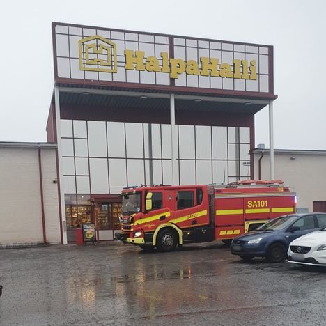 Nuori pelastettiin pakettiautomaatista Halpa-hallissa