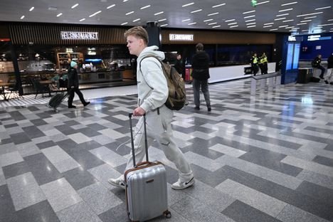 Olli p&auml;&auml;si Dubaista &rdquo;lopulta kotiin&rdquo; &ndash; yli 200 suomalaista saapui Helsinki-Vantaalle