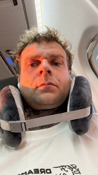 Handtekinn vi&eth; heimkomu &aacute; Keflav&iacute;kurflugvelli: Vara sem fj&ouml;lmargir fer&eth;ast me&eth; talin grunsamleg