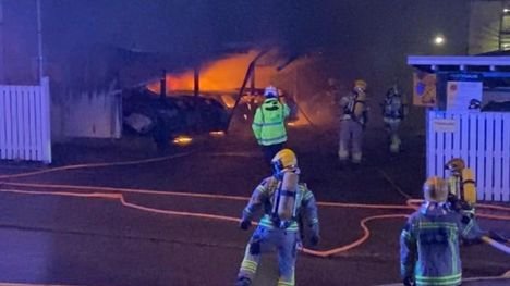 Seitsemän autoa roihusi ajokelvottomaksi Roihuvuoressa