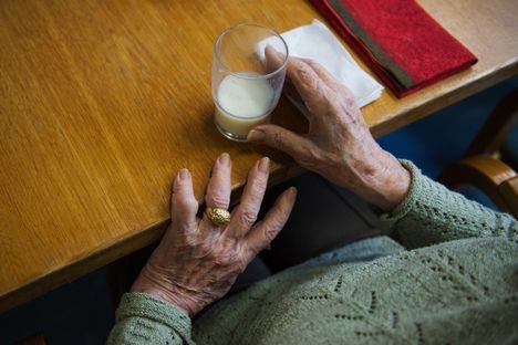 Siirtyyk&ouml; vanhusten hoito omaisten vastuulle? Asian&shy;tuntija: N&auml;m&auml; olisivat seuraukset