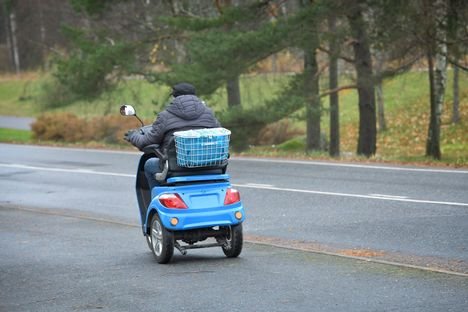 Siirtyyk&ouml; vanhusten hoito omaisten vastuulle? Asian&shy;tuntija: N&auml;m&auml; olisivat seuraukset