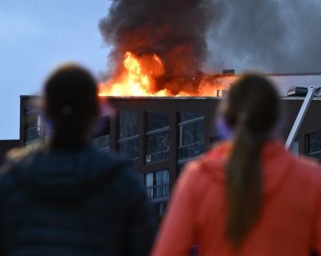 Kerrostalo ilmiliekeissä Helsingin Kalasatamassa