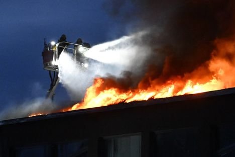 Kerrostalo ilmiliekeissä Helsingin Kalasatamassa