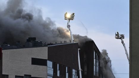 Kerrostalo ilmiliekeissä Helsingin Kalasatamassa