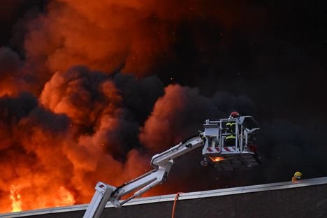 Kerrostalo ilmiliekeissä Helsingin Kalasatamassa