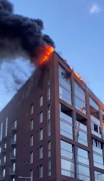 Kerrostalo ilmiliekeissä Helsingin Kalasatamassa