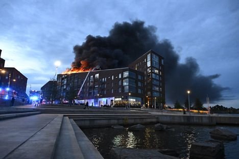 Kerrostalo ilmiliekeissä Helsingin Kalasatamassa