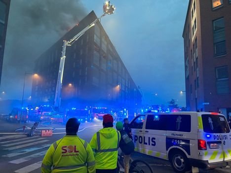 Kerrostalo ilmiliekeissä Helsingin Kalasatamassa