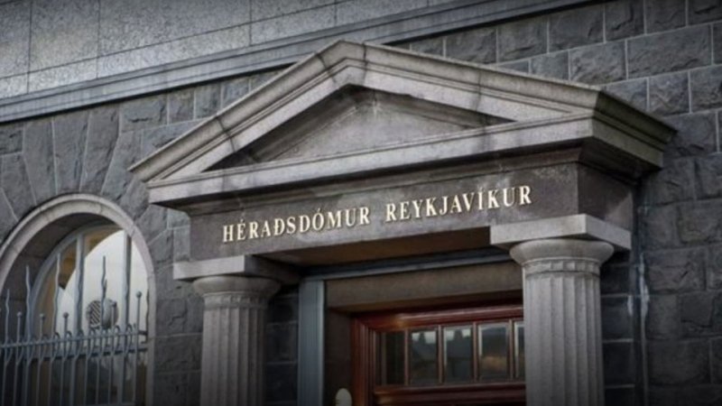 Var með barnaníðsefni á tölvum og farsíma