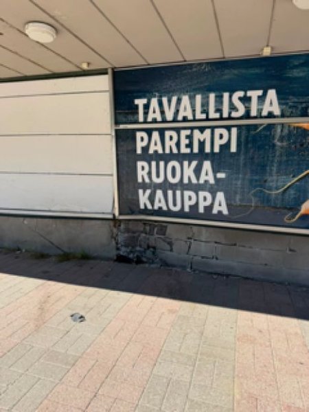 Auto ajoi p&auml;in K-Supermarketin sein&auml;&auml; Helsingiss&auml;