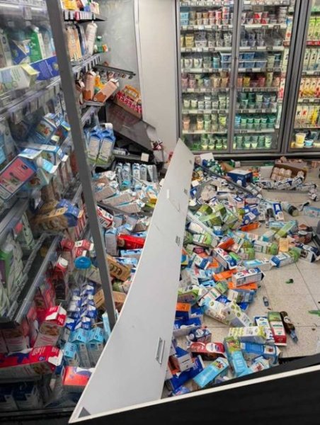 Auto ajoi p&auml;in K-Supermarketin sein&auml;&auml; Helsingiss&auml;