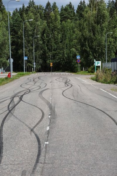 Tältä näyttää nyt Tuusulan kolaripaikalla – poliisi kiilasi mopoilijan ojaan