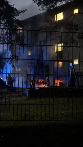 Raju n&auml;ky Kouvolassa &ndash; kerrostalon autotallit paloivat, yksi loukkaantui